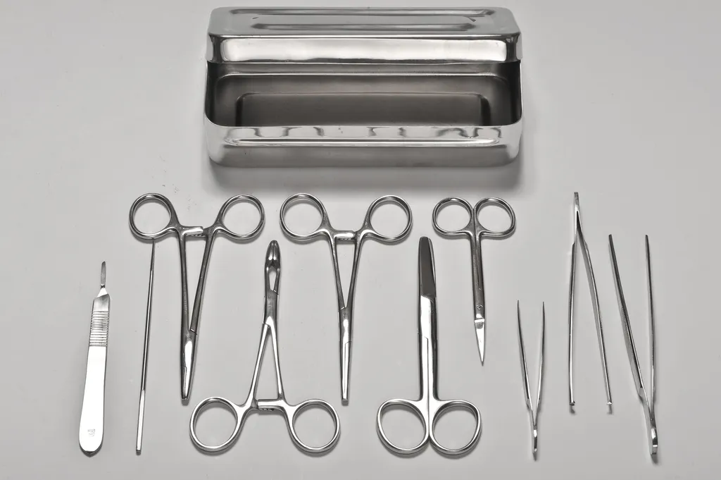 Boîte d’instruments chirurgicaux standard avec compartiments bien organisés.