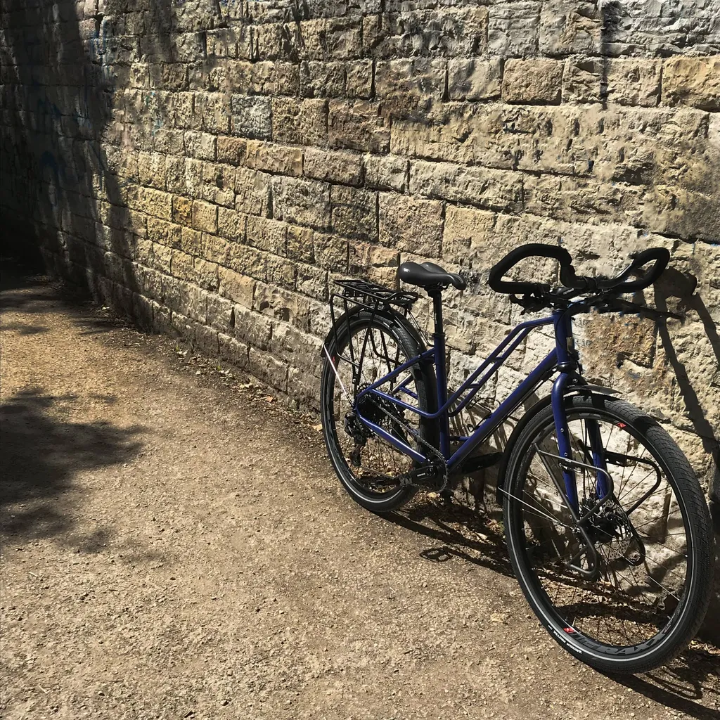Location d'un vélo de randonnée avec sacoches pour des vacances sur la Via Rhona