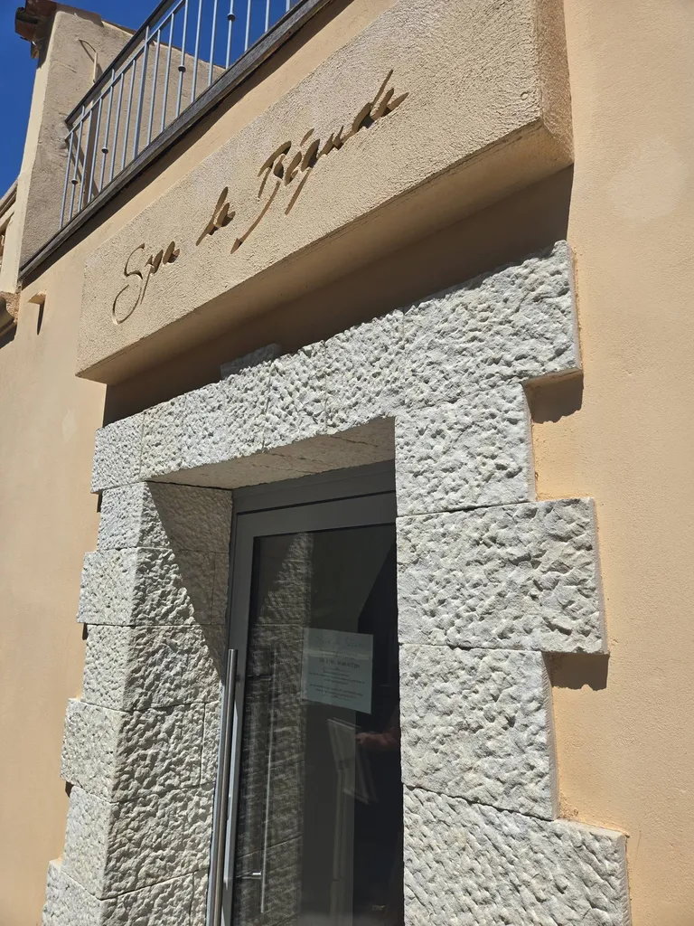 Encadrement de porte en pierre naturelle