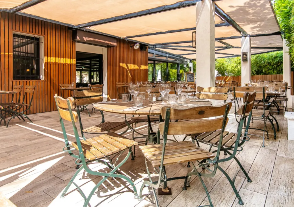 Organisation de repas d’entreprise avec salle climatisée, terrasse ombragée et service convivial à Bouc-Bel-Air Gardanne