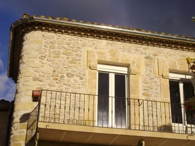 Pose de gouttières en zinc pour la protection des façades et des toitures de maisons anciennes en pierre