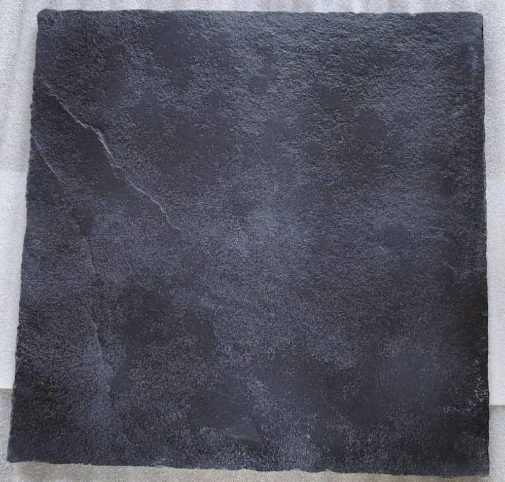 Pierre Noire, pierre naturelle satinée, patinée pour dallage intérieur moderne et ancien