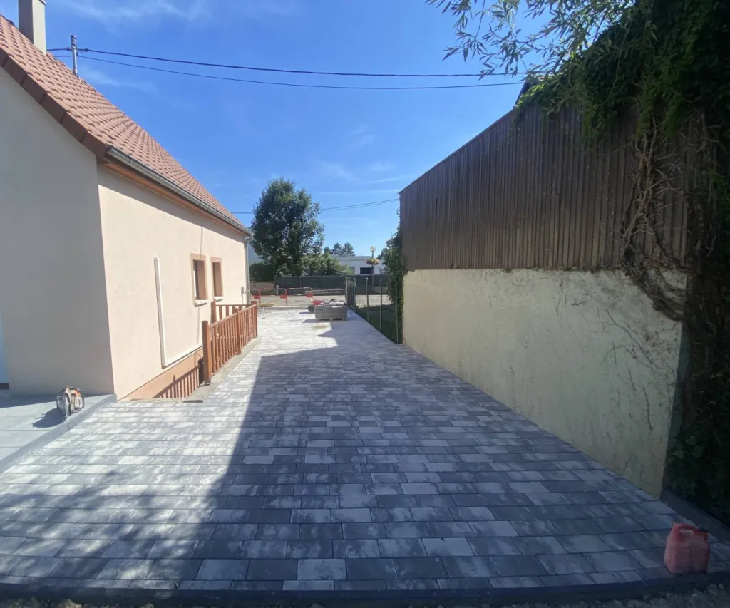 Chemin d'accès en pavé pour une maison