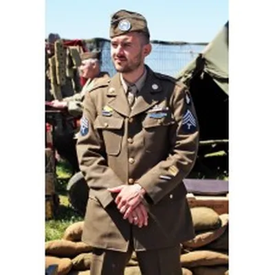 Tenues de sortie militaires réglementaires élégantes fidèles traditions armées pour cérémonies Nantes