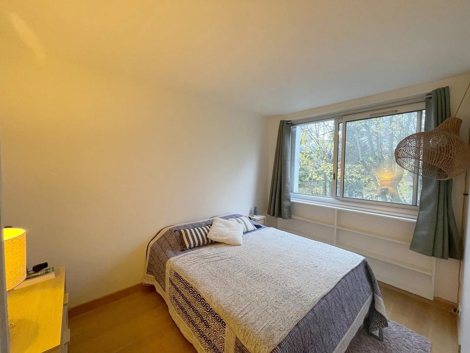 Marly le Roi - Appartement meublé en excellent état général avec 2 chambres et grande pièce de vie au sein d'une résidence calme avec espaces verts