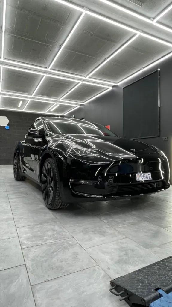 Riviera Detailing spécialiste de la pose de vitre teintés et film solaire sur tesla sur la Côte d’Azur.