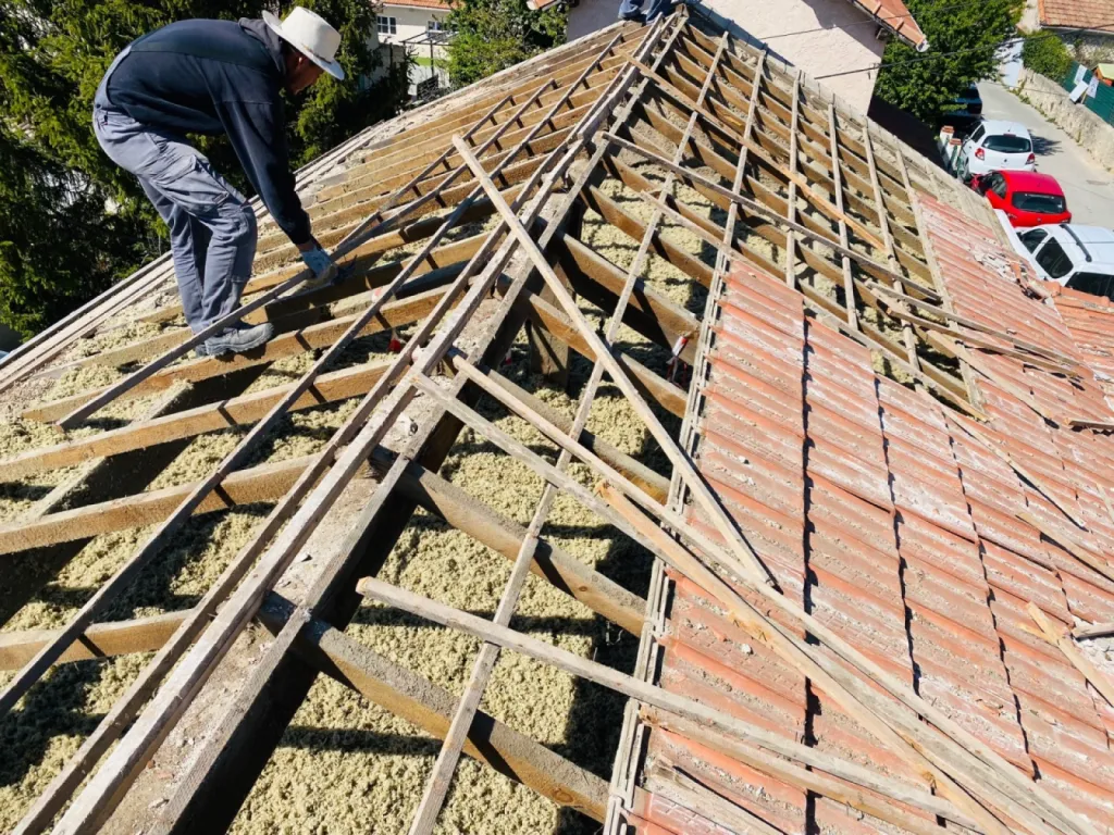 Réfection d’une toiture en tuiles plates de Marseille sur Port de Bouc près de Martigues