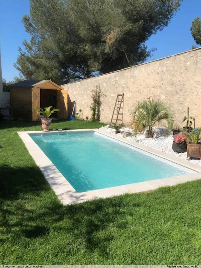 Installation d'une piscine coque polyester sur les haut de la corniche : Modèle Marine 600