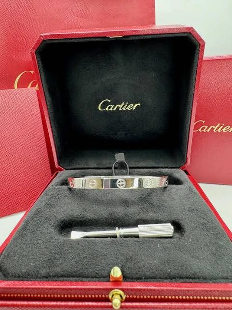 Luxe et Passion : Le Bracelet Cartier Love, une Œuvre d'Art à Porter en vente chez Or Ligne près de Bordeaux