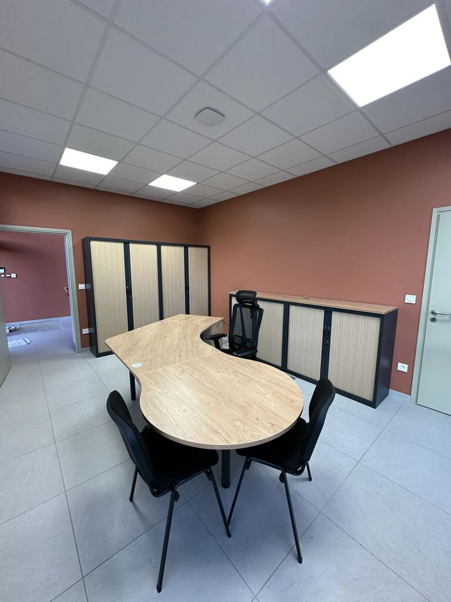 Bureau avec retour goutte d'eau et armoire métalique