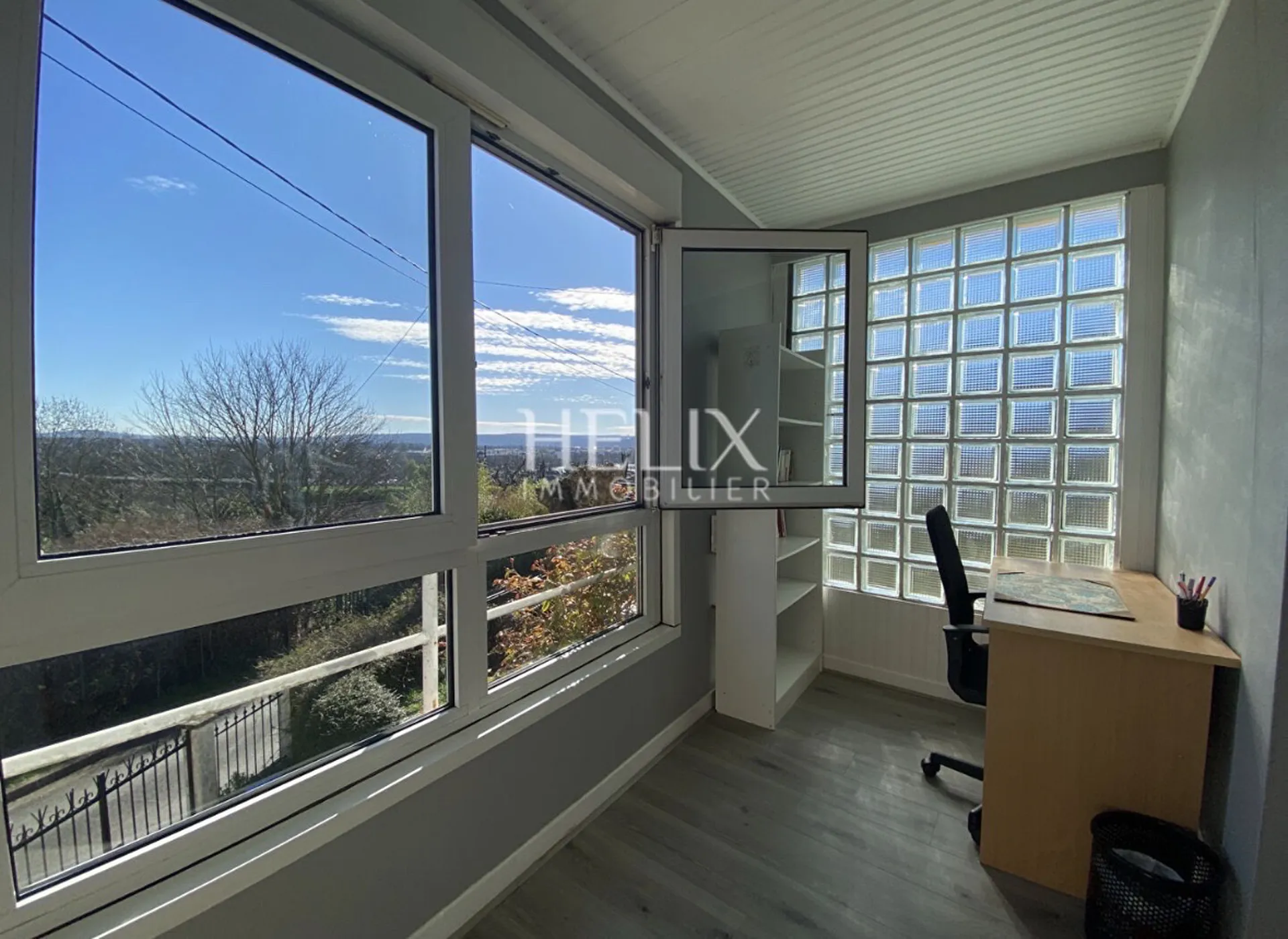 A vendre à Le Pecq  Quartier Cité une charmante maison familiale lumineuse de 138m2 avec un grand terrain de 1080m2 et 2 garages