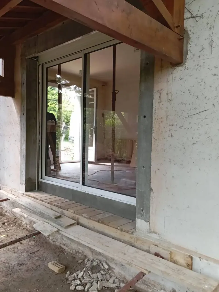 Rénovation d'une maison avec des menuiseries extérieures haut de gamme et sur-mesure dans le 69