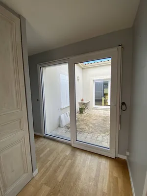 Pose d'une fenêtre coulissante à translation sur mesure en rénovation sur Tresses