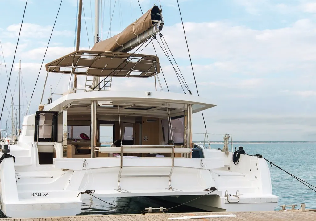 Location catamaran BALI 5.4 de 54 pieds avec flybridge, BALI Door et pont avant rigide pour croisière tout inclus avec skipper sur la Côte d'Azur