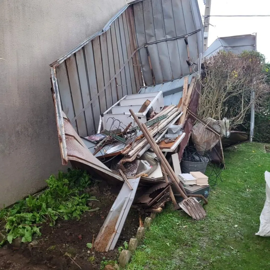Evacuer un cabanon de jardin après la tempête