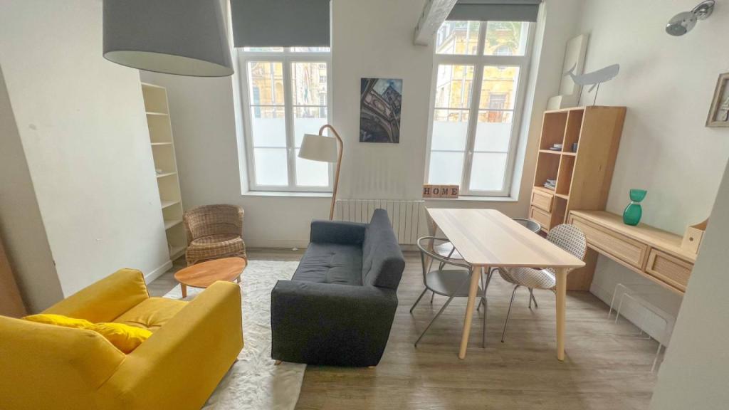 F2 - place de la Rougemare à Rouen avec terrasse privative