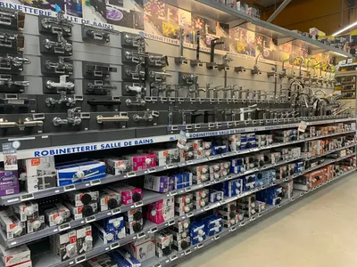Acheter un robinet dans un magasin de bricolage