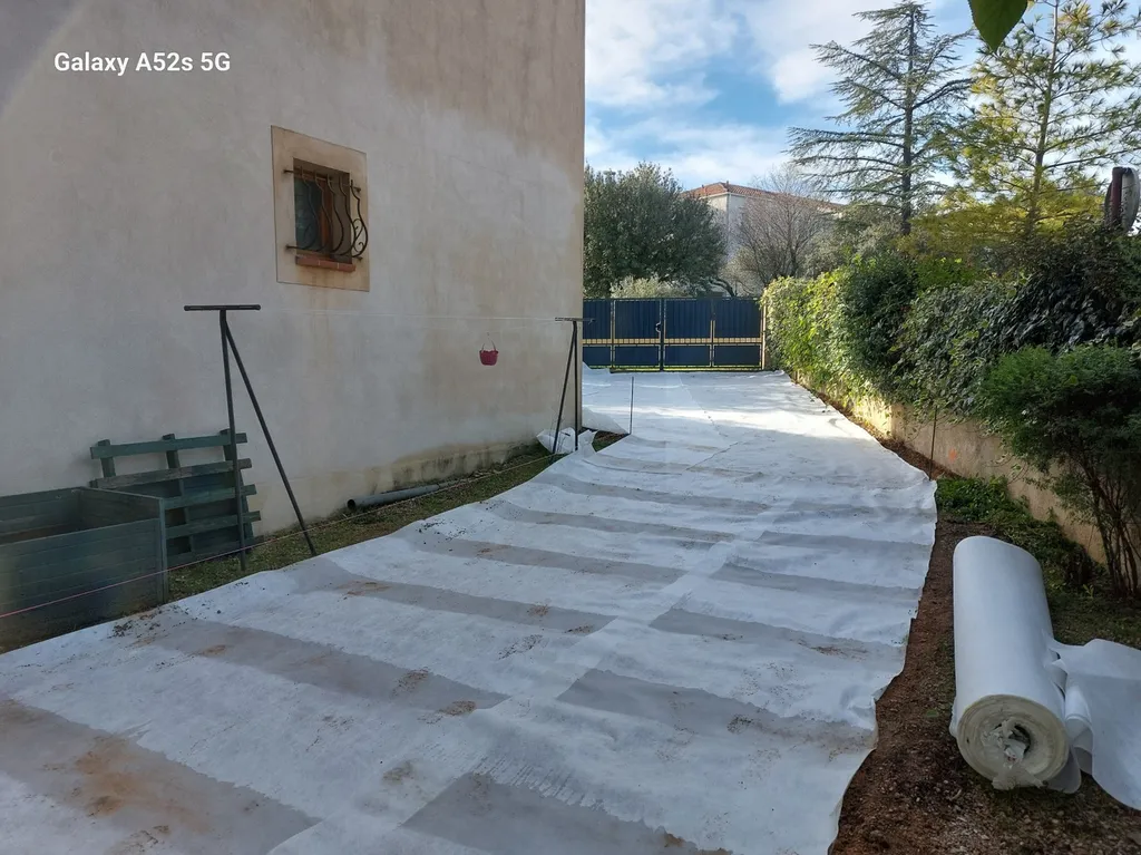 application d'enrobé de bitume noir pour réfection d'un chemin de propriété sur Saint maximin la sainte baume dans ke Var