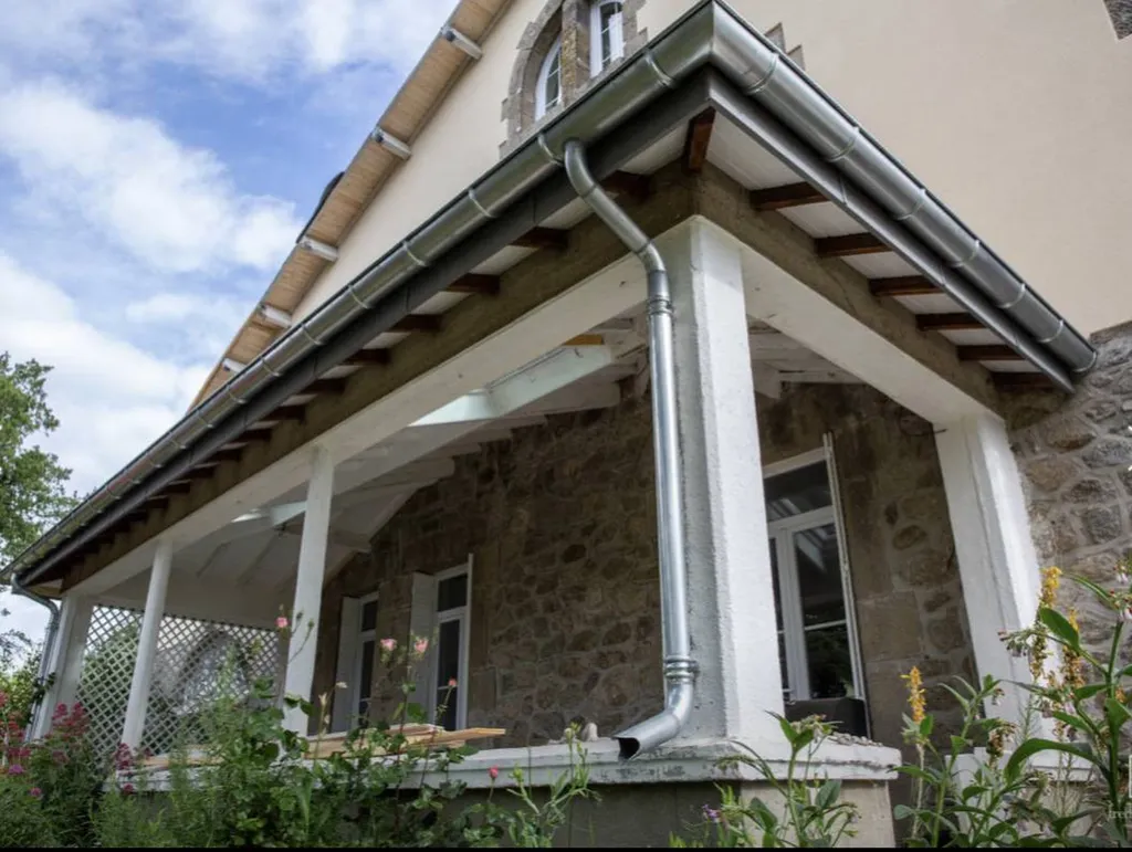 Rénovation de dessous de toit à La Celle-Saint-Cloud avec pose de frisette PVC et sous-face ventilée sur toiture en pente
