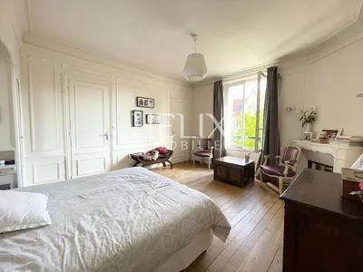 Charmante propriété bourgeoise sur trois niveaux  donnant sur un agréable jardin arboré clos de murs de pierre naturelle d'environ 350 M².