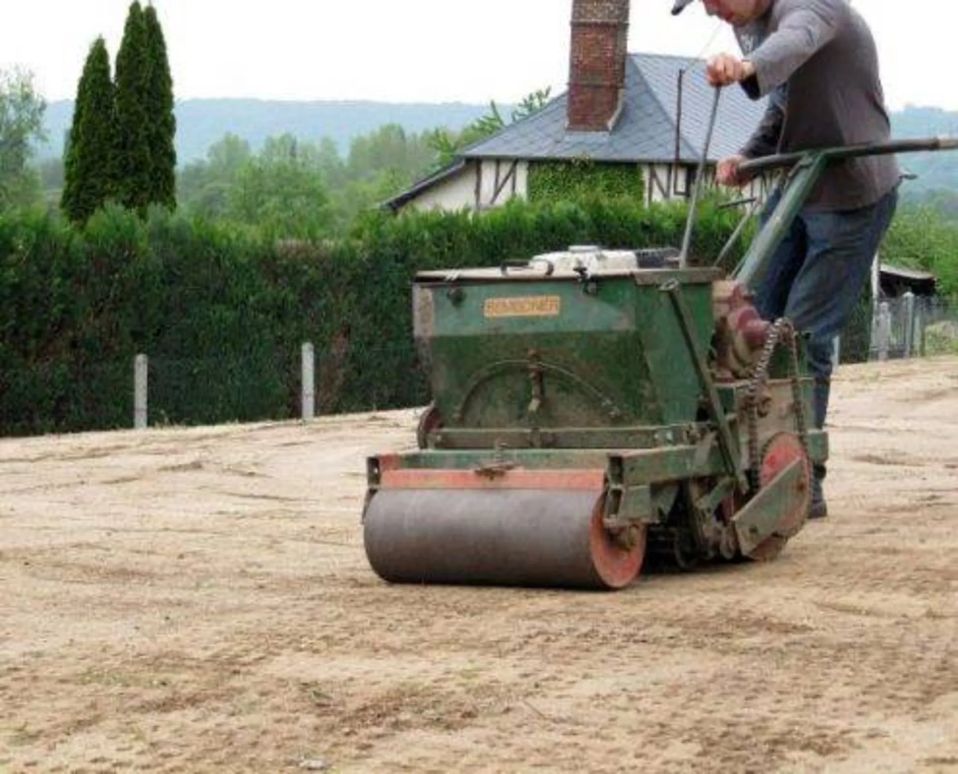 Création d'une pelouse dans un jardin à Pont l'Eveque dans le Calvados