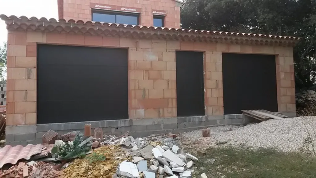 porte de garage sectionnelle noir sablé