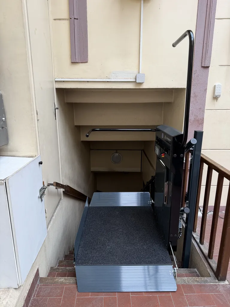 Une fois arrivée au R+1, le volet et bras de la plateforme oblique Lehner Stratos NG libèrent l'accès à l'étage pour la personne en fauteuil roulant à Marseille