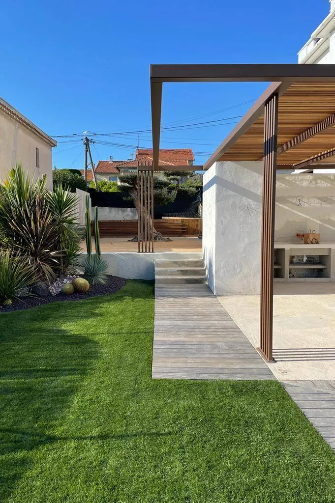 Pergola sur mesure en bois et acier thermolaqué à Carry le Rouet