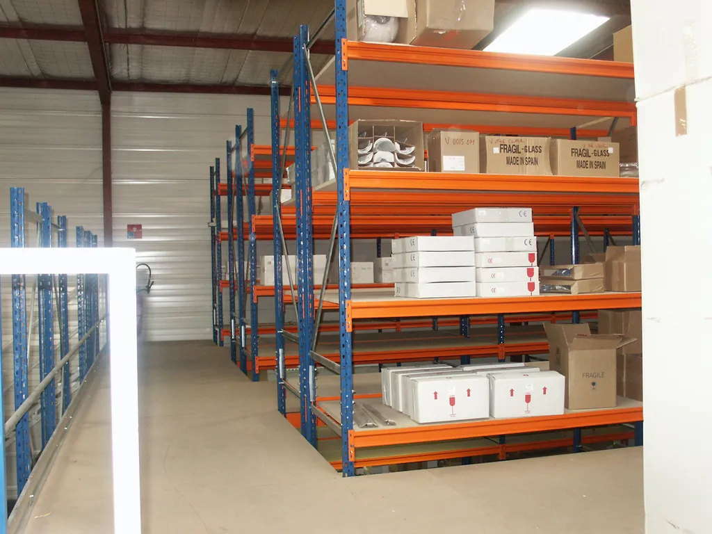 Installer un rayonnage mi-lourd Mini Rack pour le stockage volumineux et le vrac à Toulouse et en Occitanie