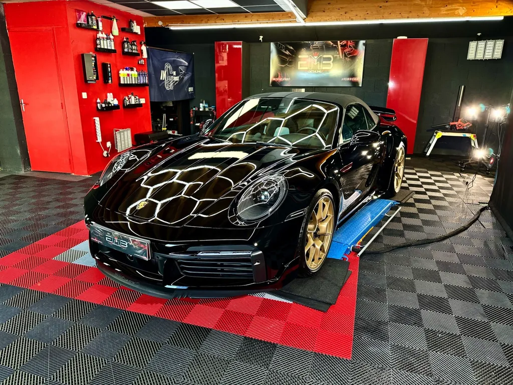 protection PPF automobile Lyon traitement céramique carosserie Porsche 992 Turbo S cabriolet 