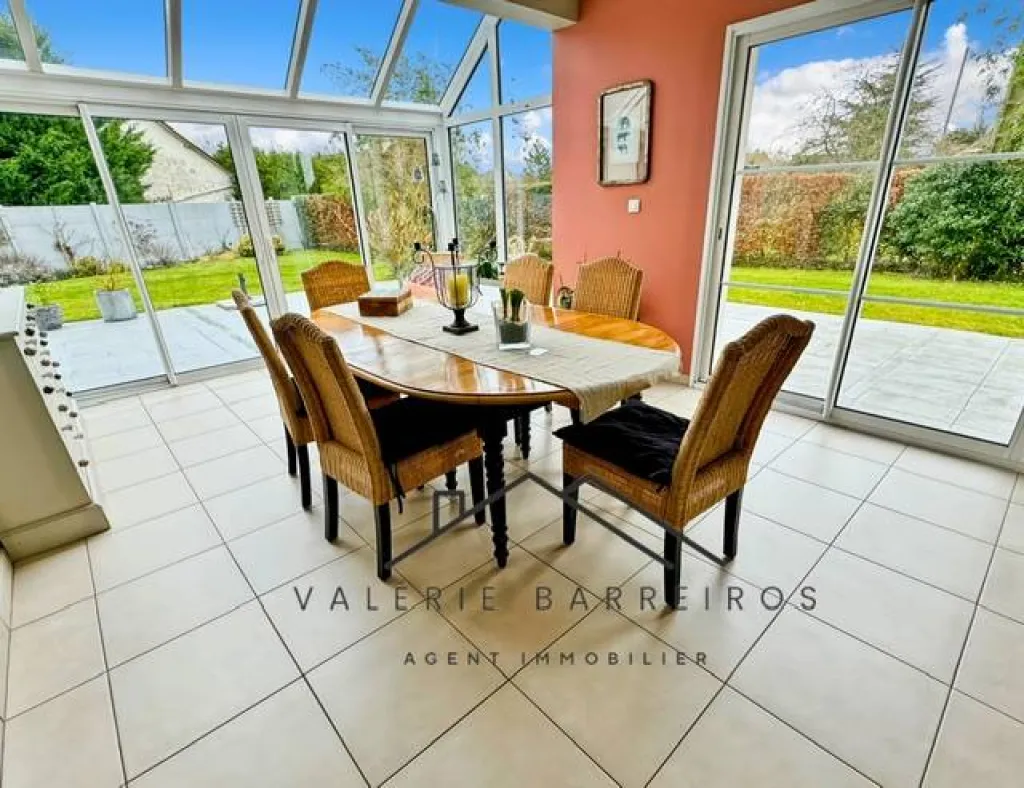 A saisir maison d'architecte de 7 pièces d'une superficie de 195 m² habitables sur un terrain de 1450m2 sur la commune de LA LONDE