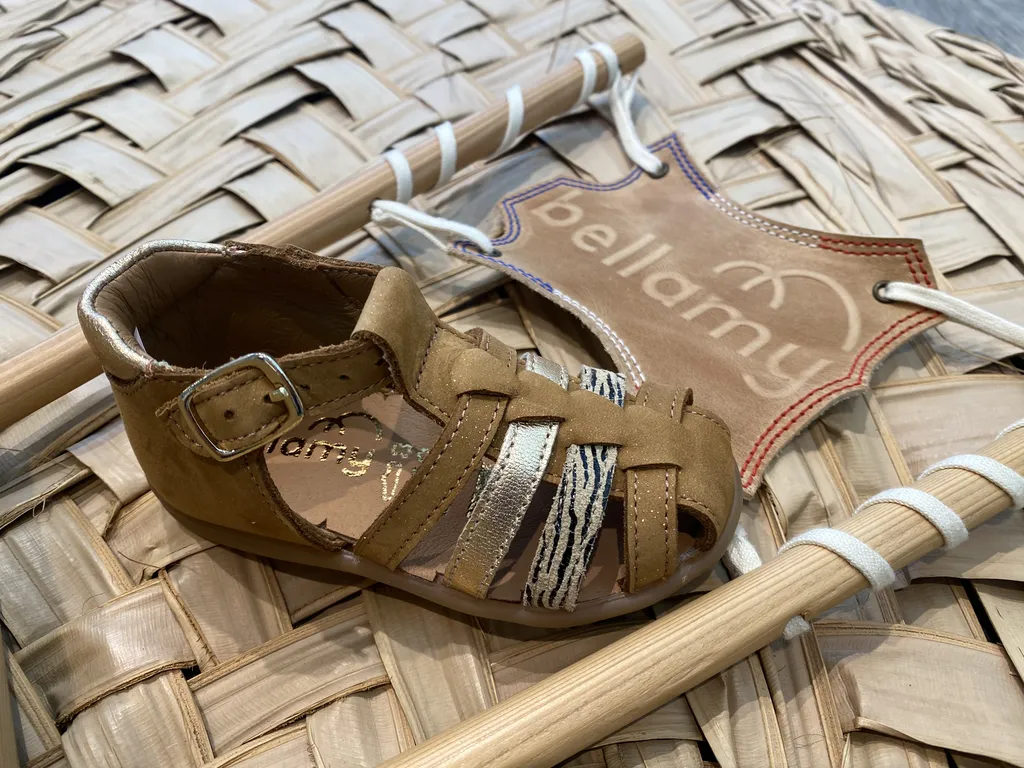 chaussure bébé semi ouverte près de Coutras