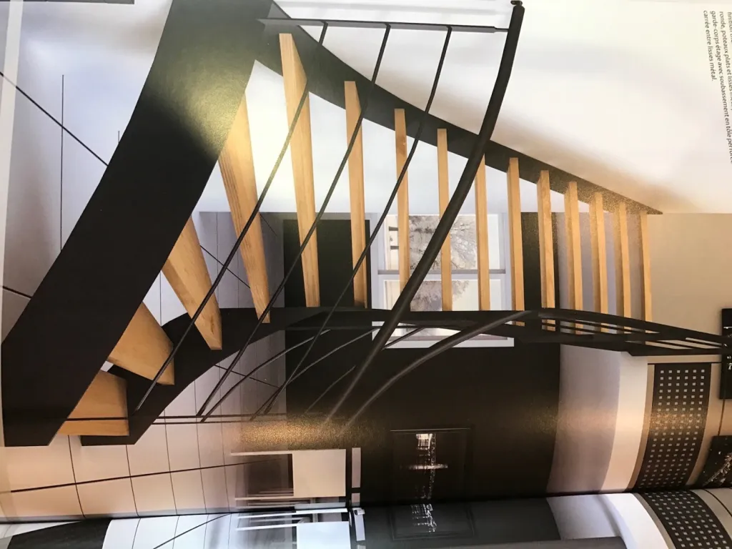 Réalisation d'un escalier en bois et en acier sur-mesure à Bordeaux, ainsi qu'un agencement sous l'escalier à la teste de buch