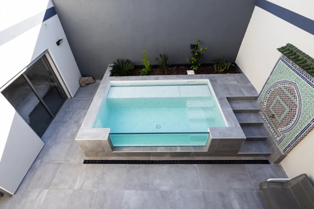 Découvrir des réalisations de piscines haut de gamme et sur mesure en béton dans le Gard