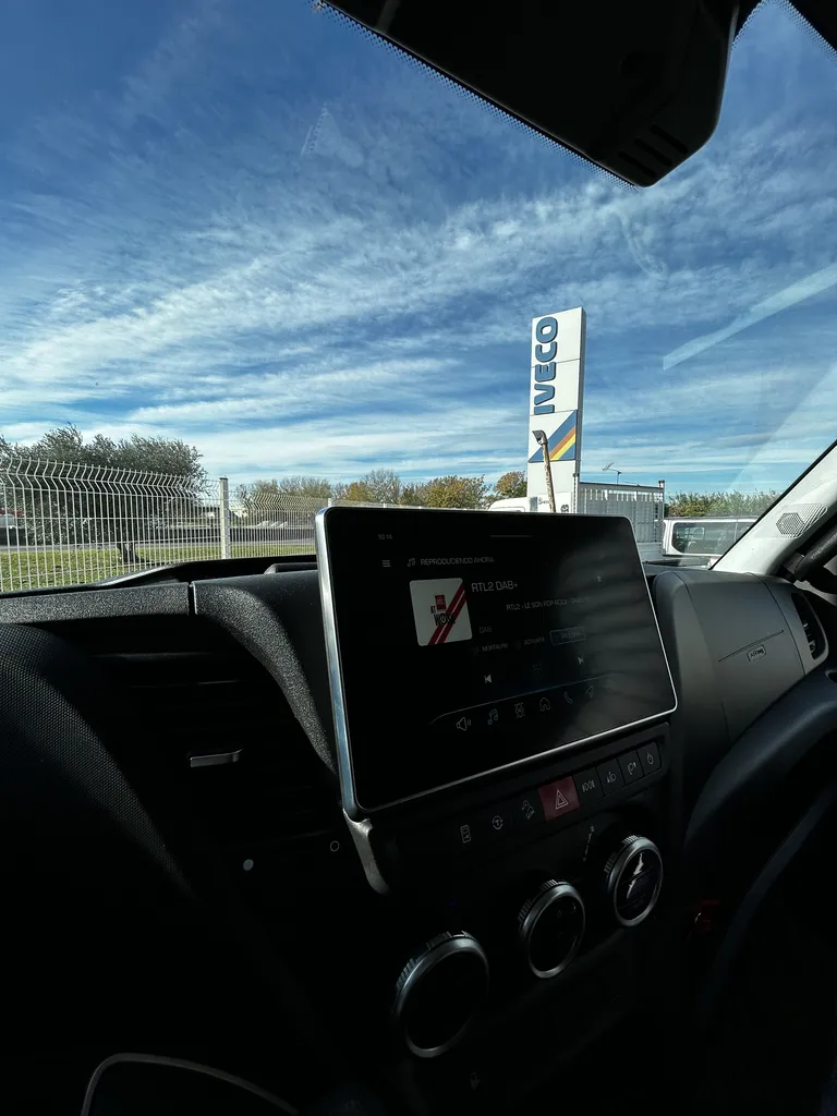 Conçue pour vous faciliter la vie à bord La nouvelle planche de bord est dotée de nombreux espaces de rangement pour optimiser le confort. Les conducteurs n'auront plus peur d'égarer leur appareil mobile ou de manquer de charge grâce aux supports de télép