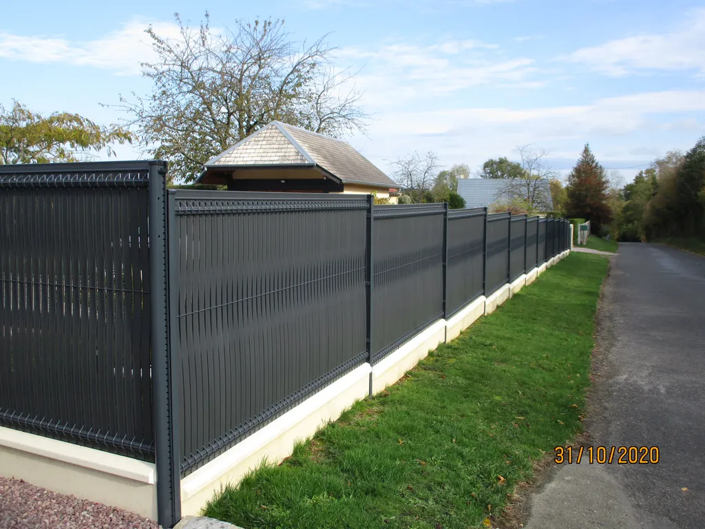 Installation de Clôture PVC occultante, Panneaux rigides avec lattes de protection et Brise-vue à Lisieux dans le Calvados 14 et ses Alentours