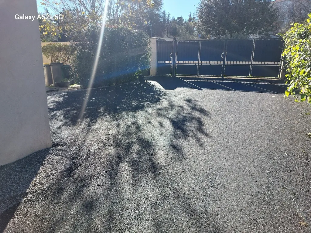 application d'enrobé de bitume noir pour réfection d'un chemin de propriété sur Saint maximin la sainte baume dans ke Var