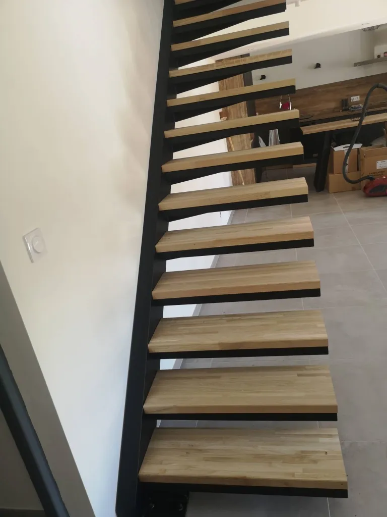 FABRICATION ET POSE ESCALIER CONTEMPORAIN ACIER AVEC LIMON DEPORTE ET MARCHES RECOUVERTES DE BOIS FABRIQUE SUR MESUSRE A  AIX EN PROVENCE