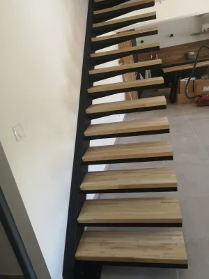 FABRICATION ET POSE ESCALIER CONTEMPORAIN ACIER AVEC LIMON DEPORTE ET MARCHES RECOUVERTES DE BOIS FABRIQUE SUR MESUSRE A  AIX EN PROVENCE