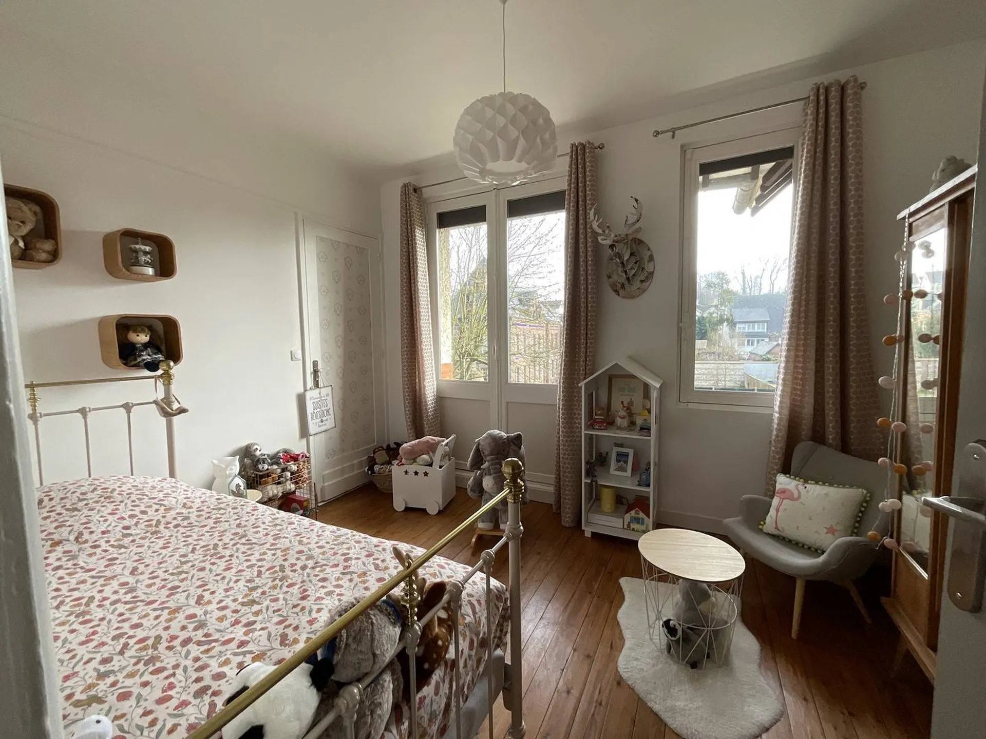 Vends propriété proche de la plage avec dépendance aménageable d’environ 100m2, 2 double garages.