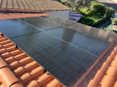 Pose de panneaux solaires DMEGC sur toiture tuiles à Bouc Bel Air