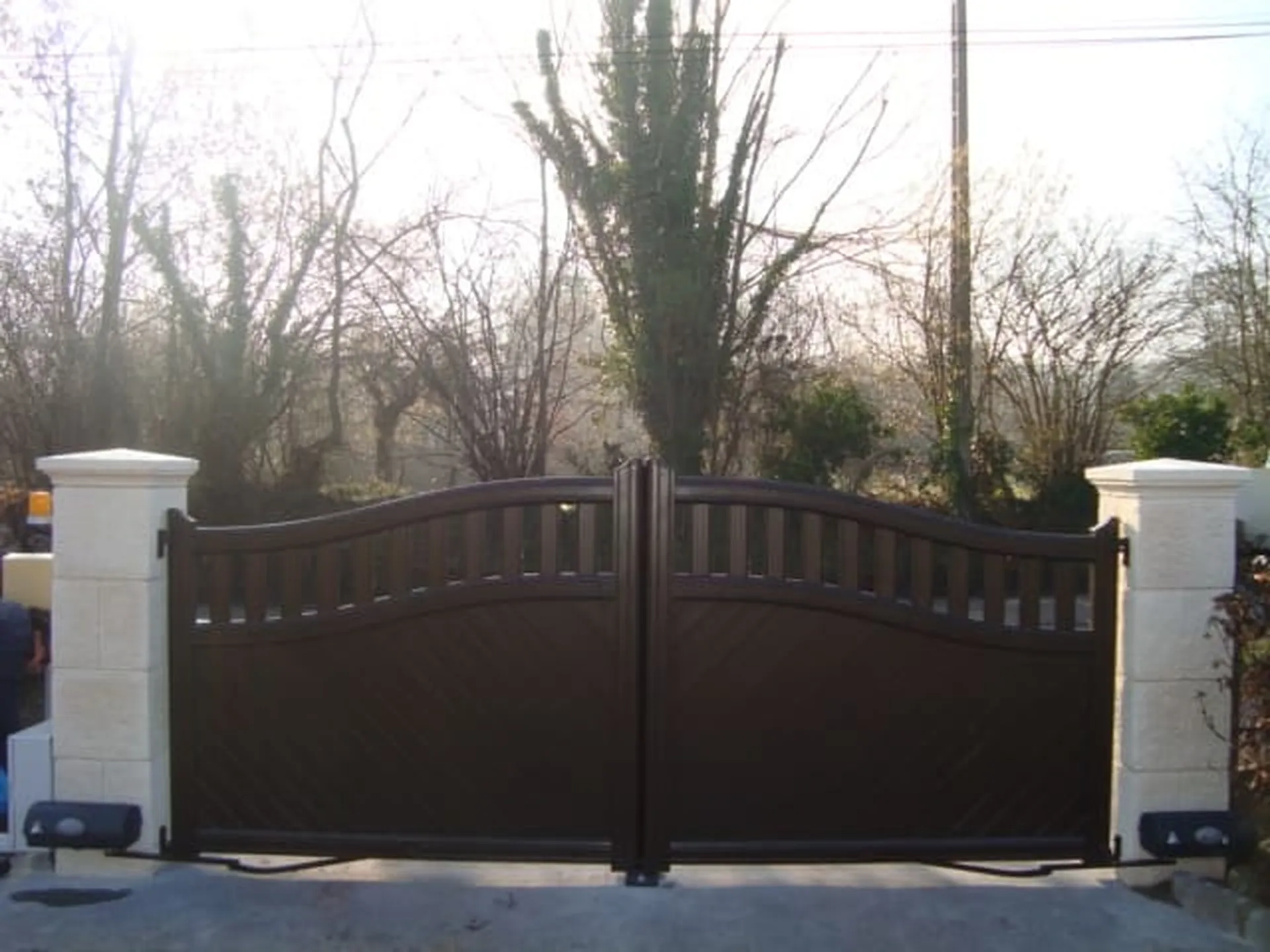 Pose de Portails en Aluminium Motorisés, Modèle Battant ou Coulissant Sur-Mesure à Pont-l'Évêque dans le Calvados 14 et Saint-André-d'Hébertot