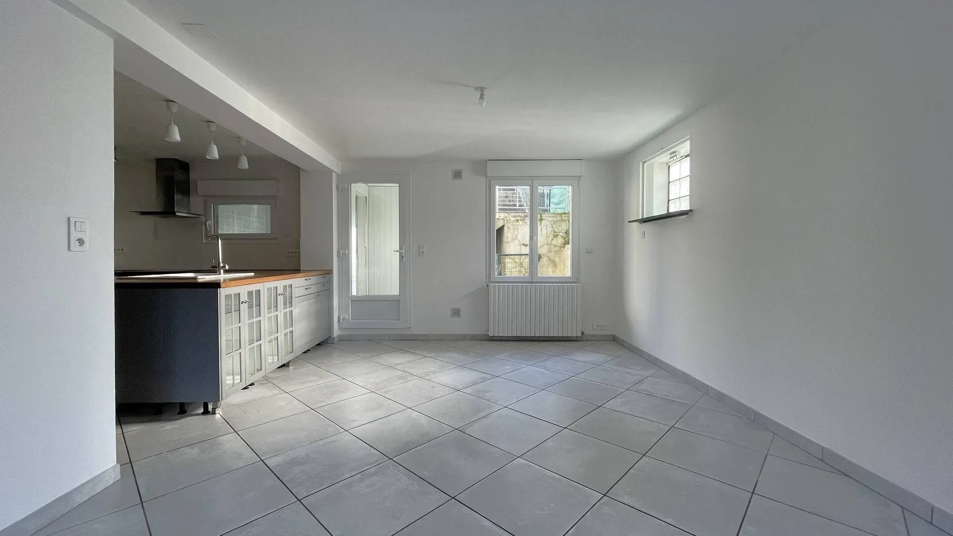 Maison à vendre à Dieppe avec garage et stockage : Profitez d’un emplacement central et pratique avec des annexes offrant de nombreuses possibilités.