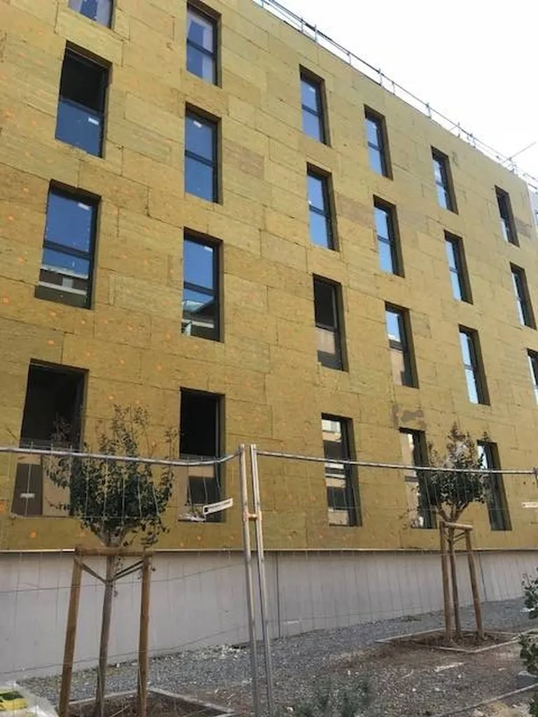 Isolation sur la façade et menuiseries ALUMINIUM gris anthracite à Aix les Milles