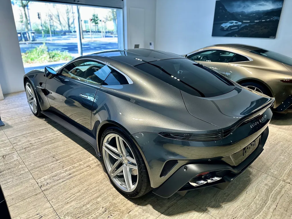 Traitement céramique Aston Martin Vantage DETAILING spécialiste voiture de sport sur Mornant 