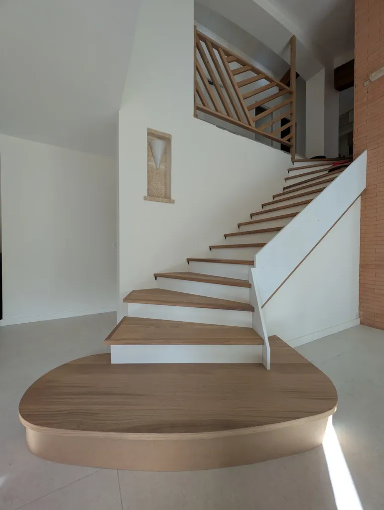 Escalier bois massif sur mesure Lauragais, fabrication artisanale et installation personnalisée