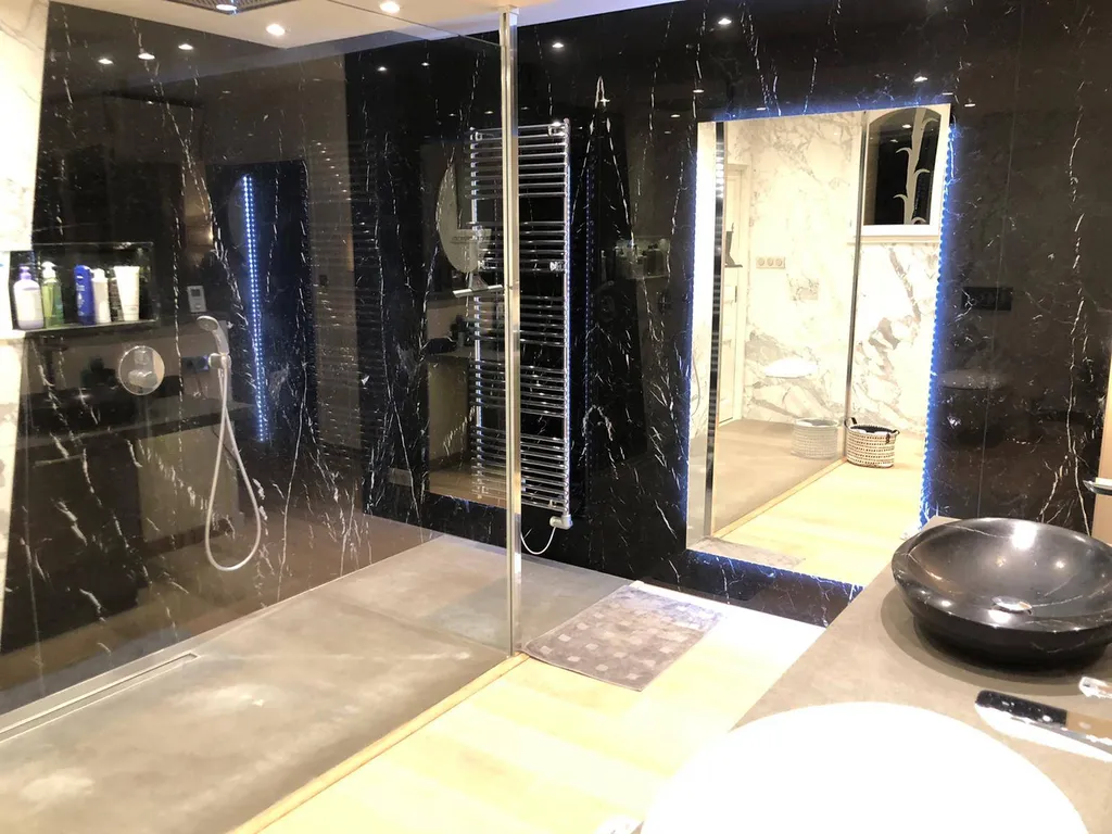 bac à douche en pierre massive et paroi marbre sur mesure proche de Fontvieille