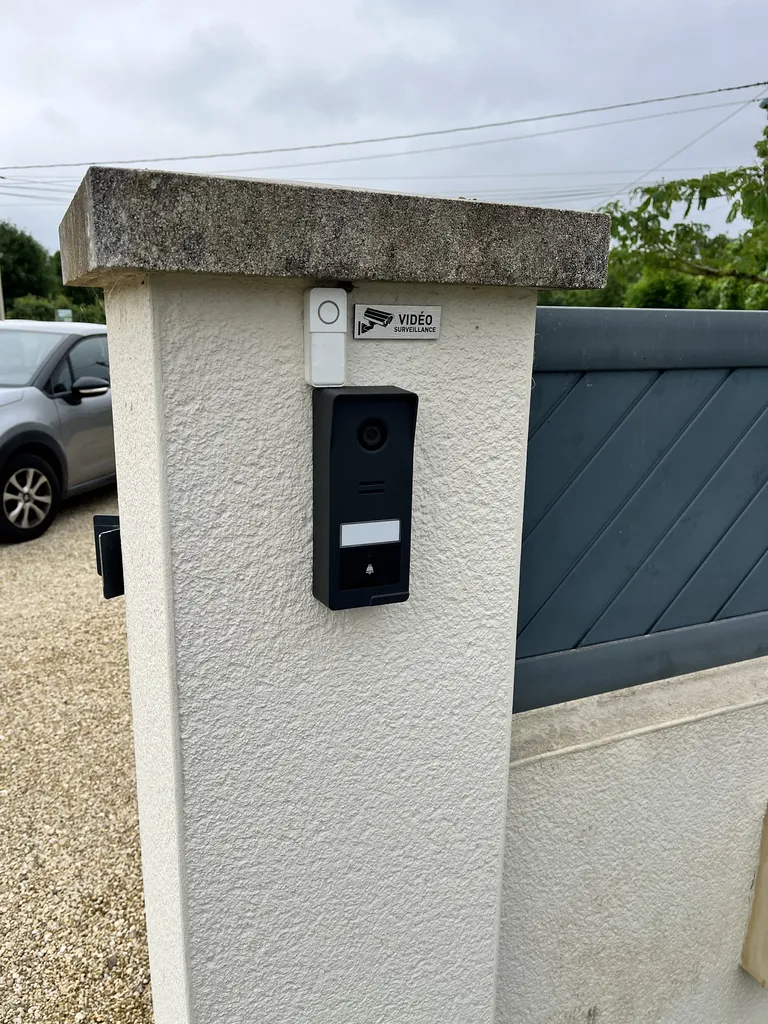 Installation d'un visiophone connecté Extel avec écran intérieur, platine de rue sans fil et raccordement au portail dans une maison à Mareuil-sur-Lay-Dissais 85320 en Vendée