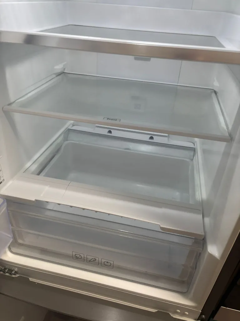 nettoyage intérieur du réfrigérateur avec désinfection professionnelle