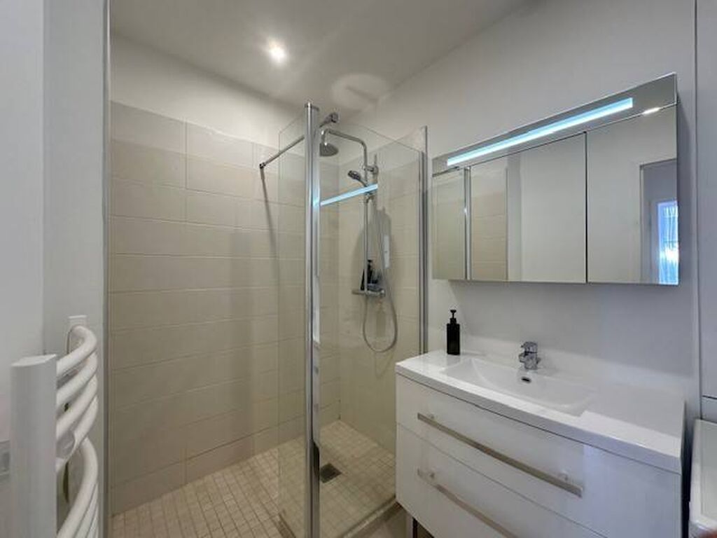 Vends Appartement de 72m² Carrez, salle d'eau et cuisine entièrement équipée, à proximité des services essentiels à Dieppe.